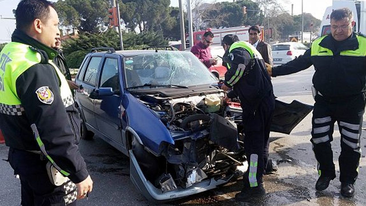 Manisa’da iki otomobil çarpıştı: 5 yaralı