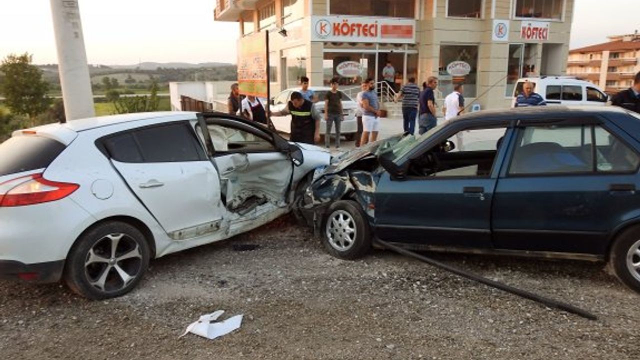 Soma'da iki araç çarpıştı: 3 yaralı