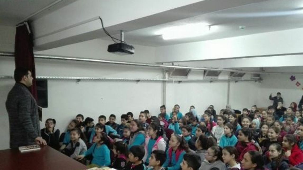 Eğitimci Yazar-Şair Alper Tunga Kumtepe, öğrencilerle buluştu