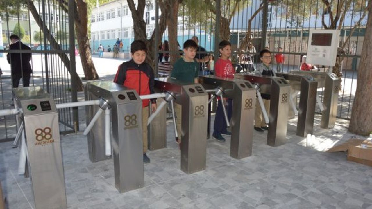 OKUL KAPISINA 70 BİN TL'LİK AKILLI TURNİKE SİSTEMİ