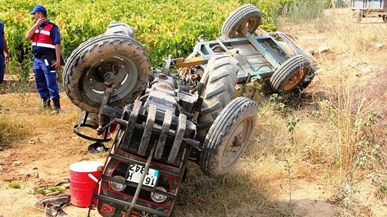 DEVRİLEN TRAKTÖRÜN ALTINDA KALAN SÜRÜCÜ ÖLDÜ