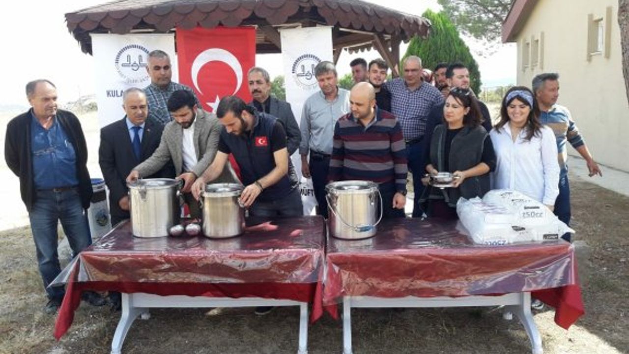 KULA'DA MÜFTÜLÜK 5 BİN 500 KİŞİYE AŞURE DAĞITTI