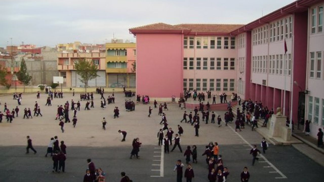 1 Nisan Pazartesi günü okullar tatil edildi