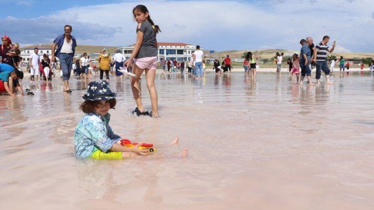 Tuz Gölü’nde çıplak ayakla yürüme turizmi sahilleri aratmıyor 