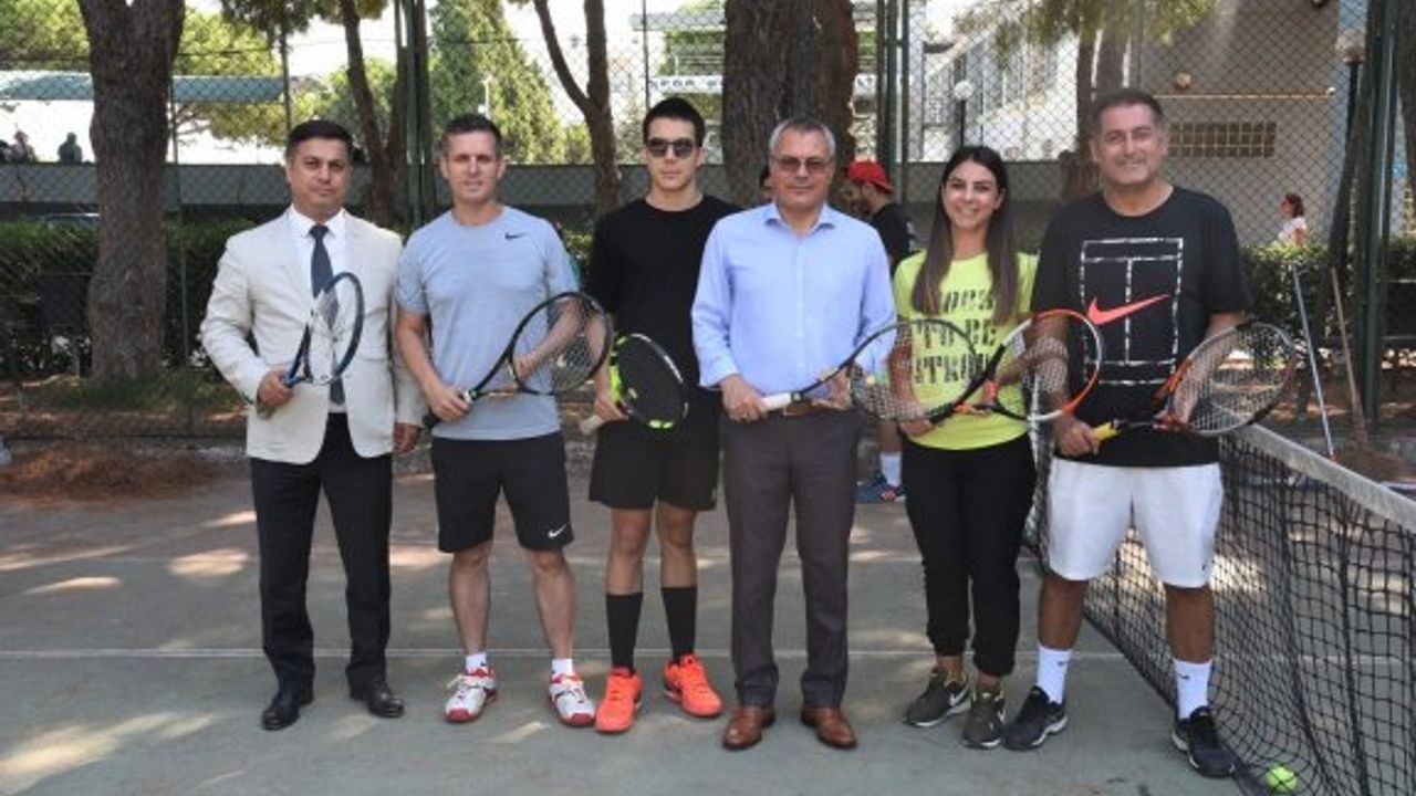 Vali Deniz, yardımcı tenis antrenörlüğü yetiştirme kursunu ziyaret etti