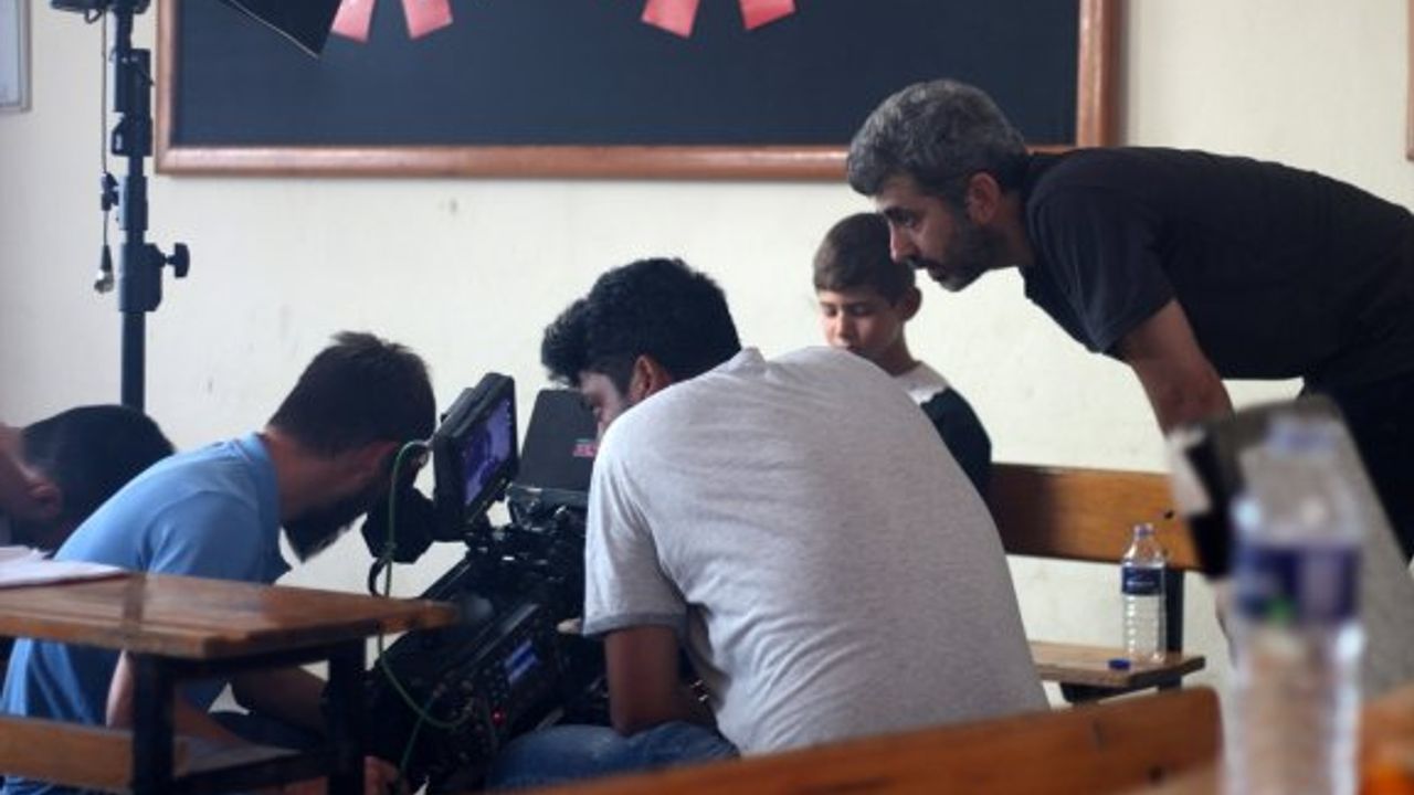 Yaz tatilini öğrencileriyle film çekerek geçirdi