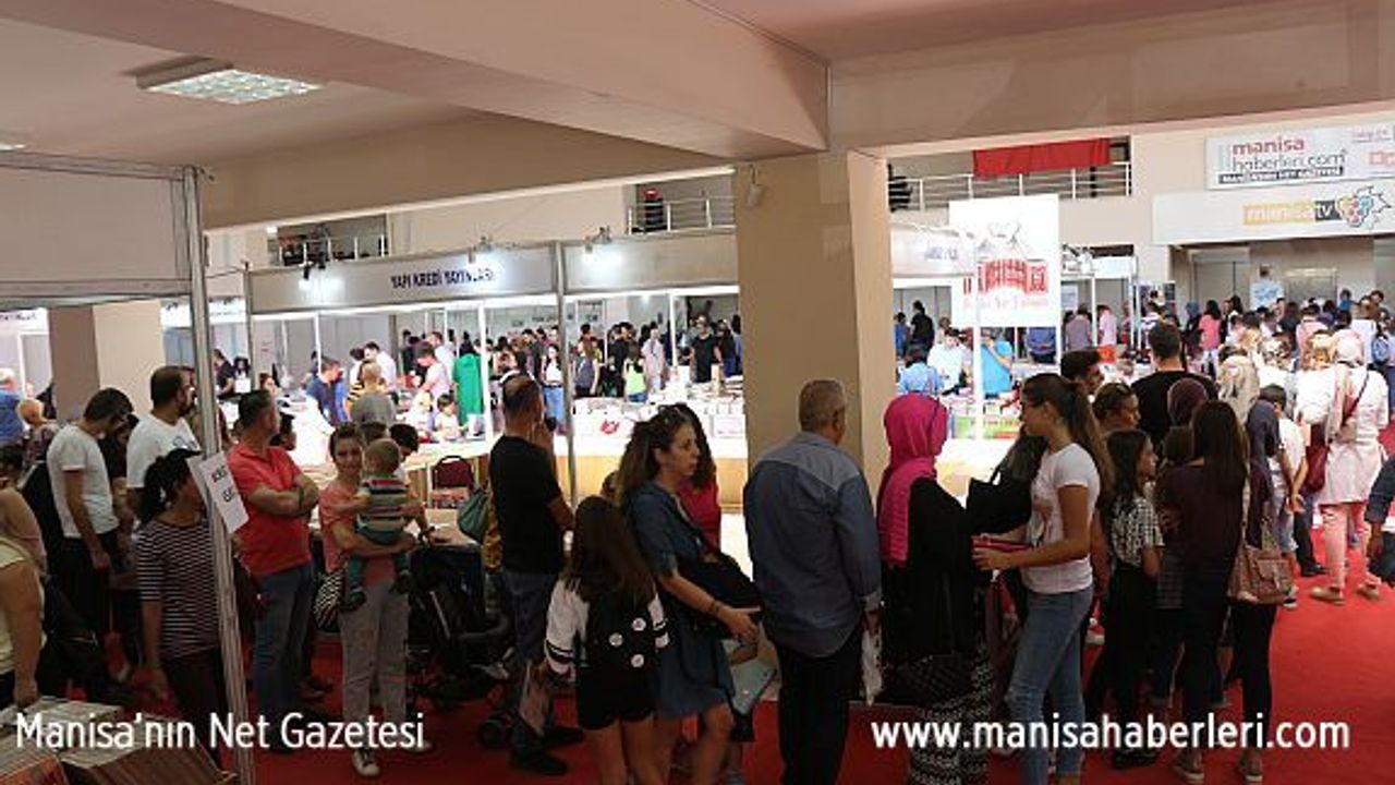 ​OYUNCU ANNE ŞERMİN YAŞAR'A KİTAP FUARI'DA BÜYÜK İLGİ