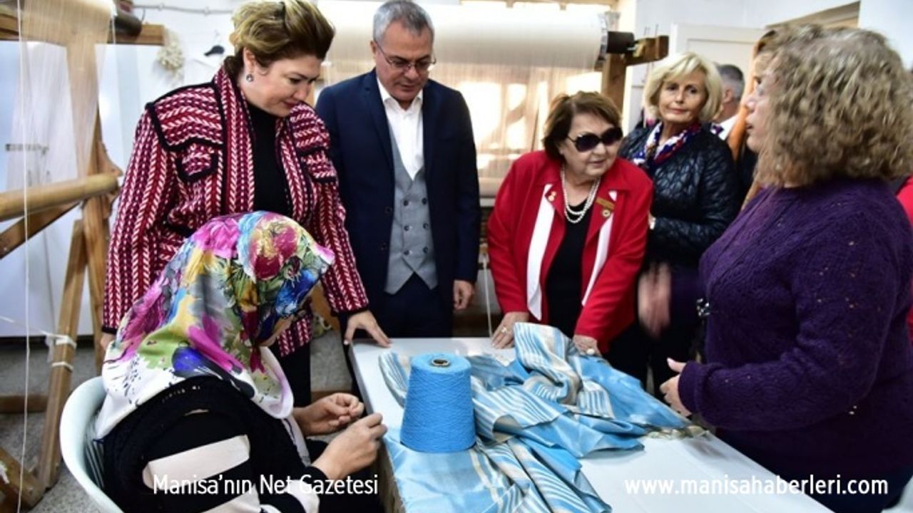 VALİ DENİZ VE EŞİ ‘MANİSA BEZİ’ DOKUDU