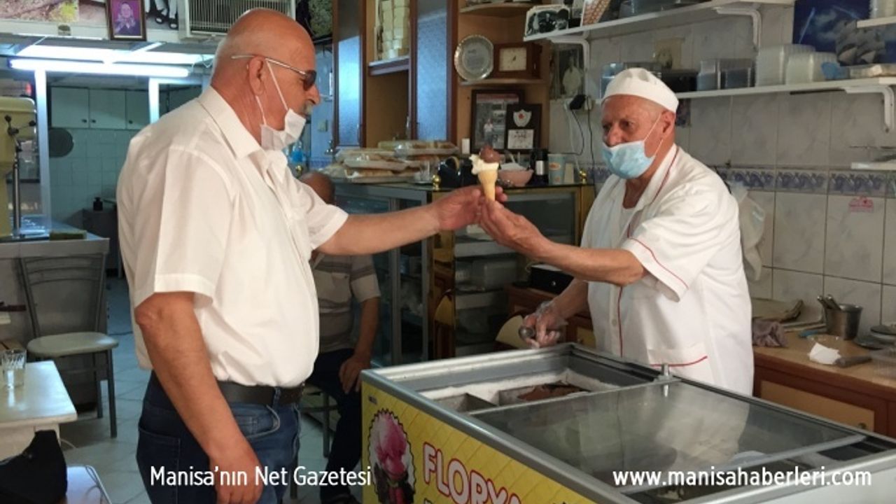74 YAŞINDAKİ DONDURMACI 6 SAATLİK İZİNDE HİZMETE DEVAM ETTİ