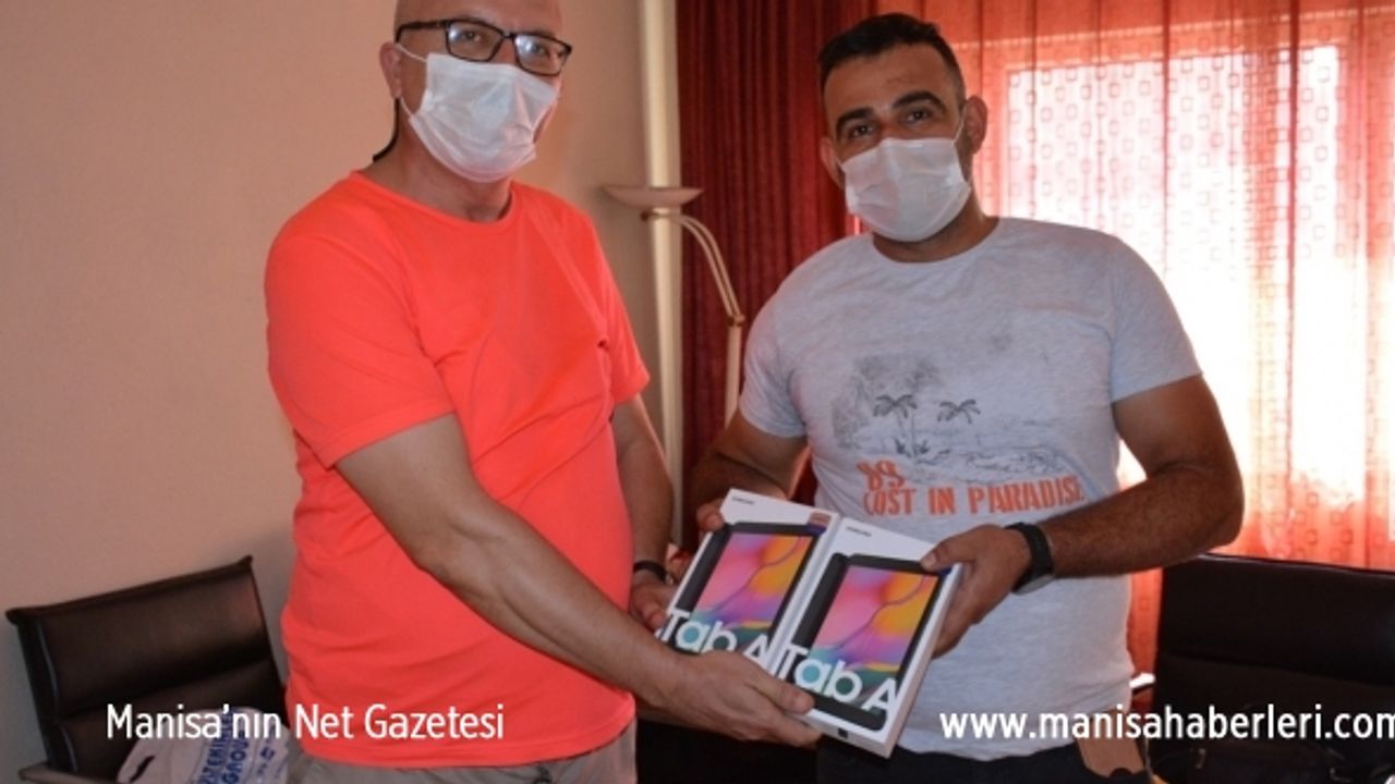 Maden işçileri Soma'da öğrencilere tablet bağışladı