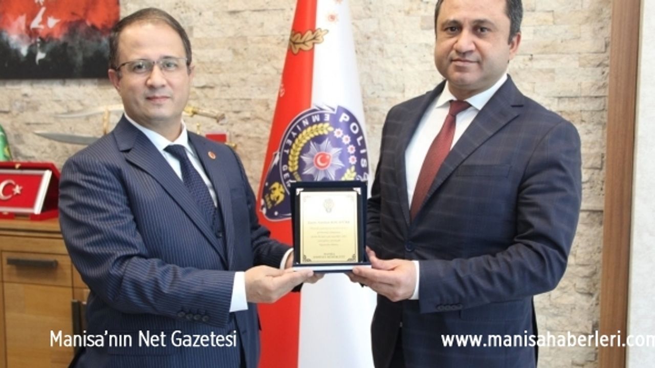 Manisa Emniyet Müdürü Ulusoy'dan Soma İlçe Emniyet Müdürü Kocatürk'e plaket