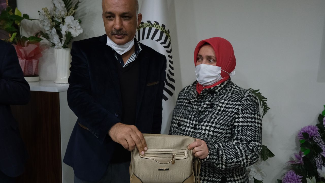 İÇİ ALTIN DOLU ÇANTAYI OTOBÜSTE UNUTTTU