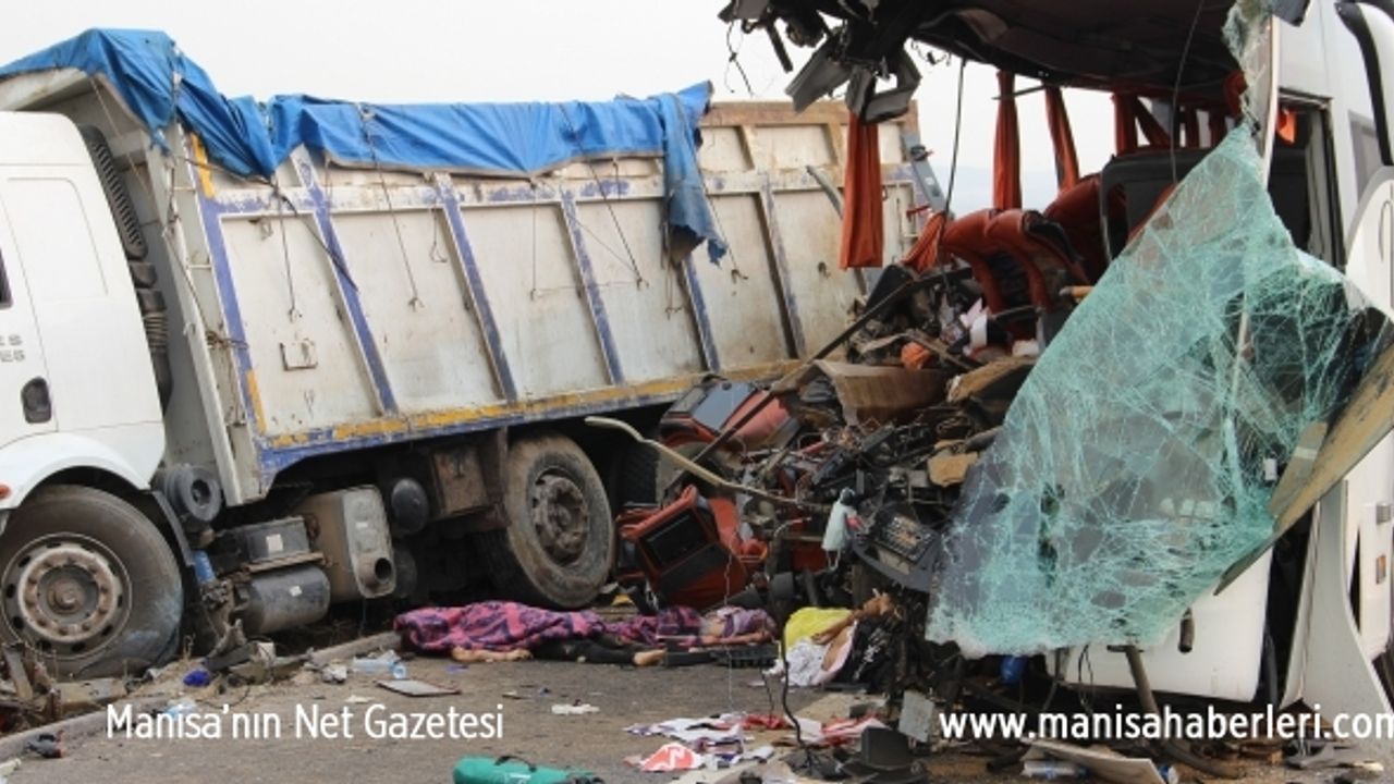 Manisa'da 6 kişinin öldüğü kazada otobüsün çarptığı tırın sürücüsü tutuklandı