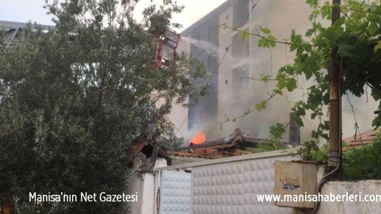 Manisa’da ev yangını: 1 yaralı