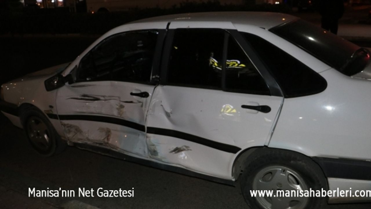 Manisa'da otomobil ile motosikletin çarpışması sonucu 3 kişi yaralandı
