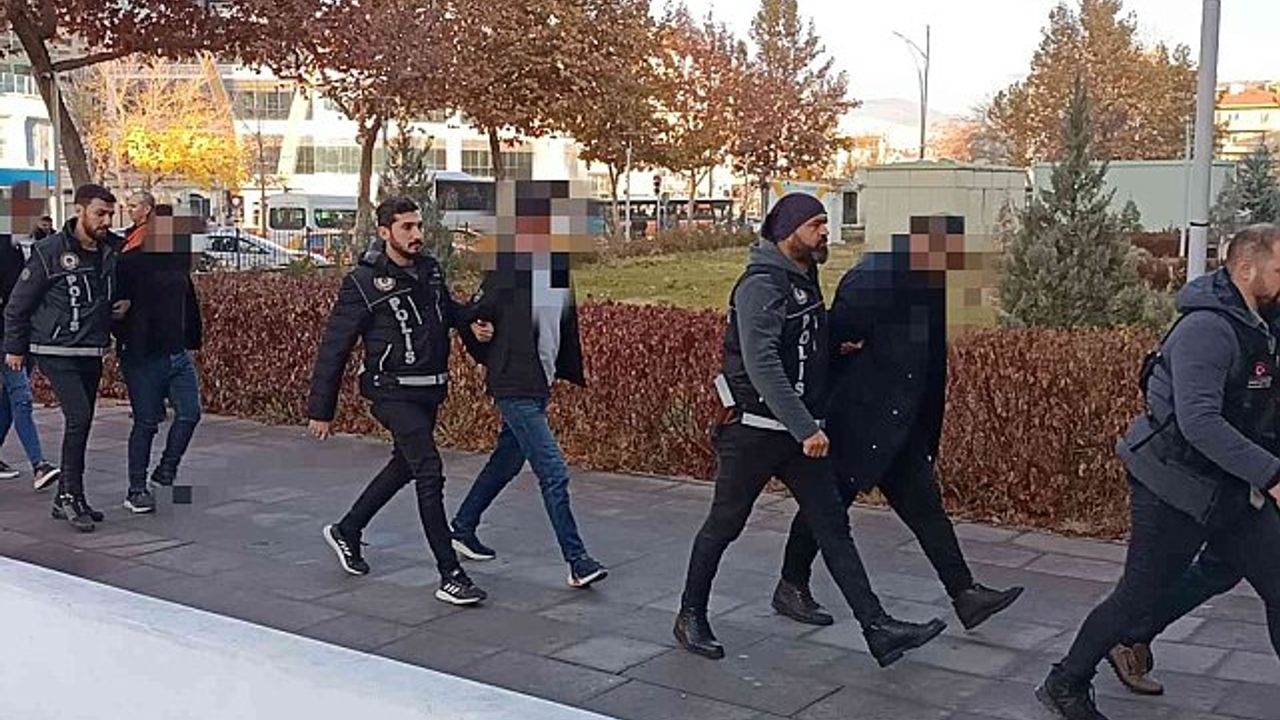 İzmir’de zehir tacirlerine darbe: 42 tutuklama