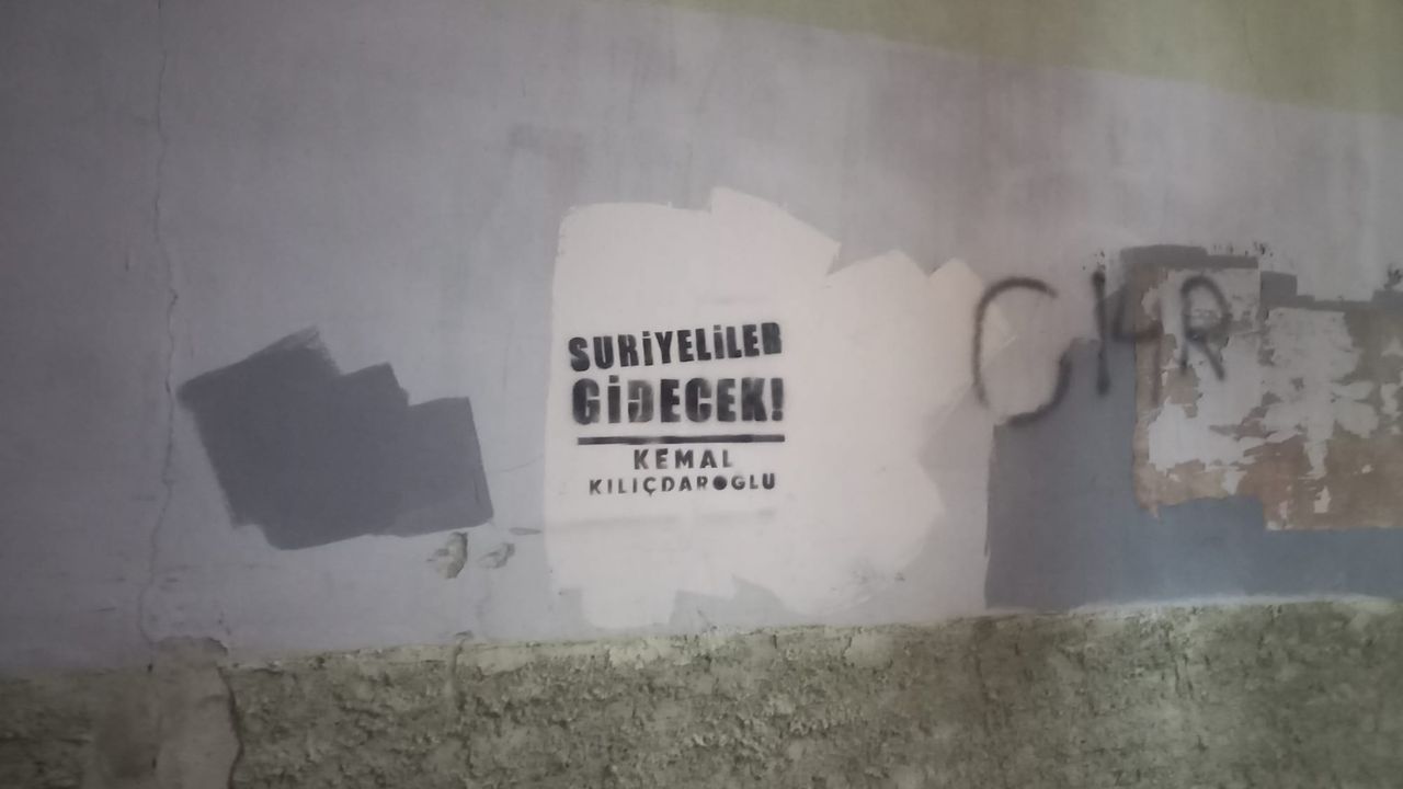 Manisa'da duvarlara siyasi yazı: 5 gözaltı!