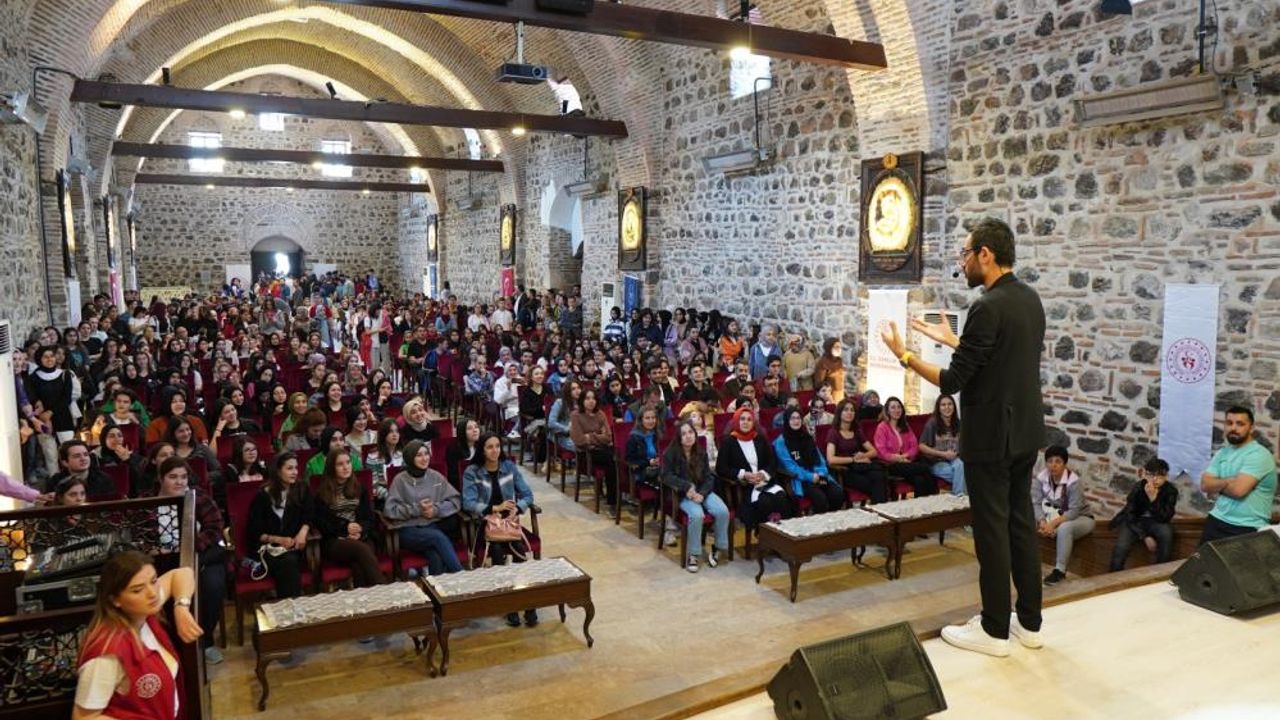 "Griden Beyaza Başarı" semineri Manisa’da gerçekleşti