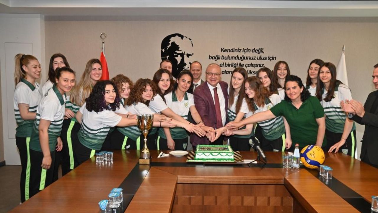  Başkan Ergün, şampiyon olan voleybolcularla buluştu