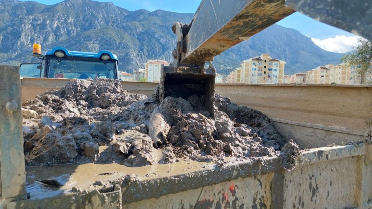 Manisa'da yağmur suyu ızgaralarından kamyonlarca çöp çıkarıldı