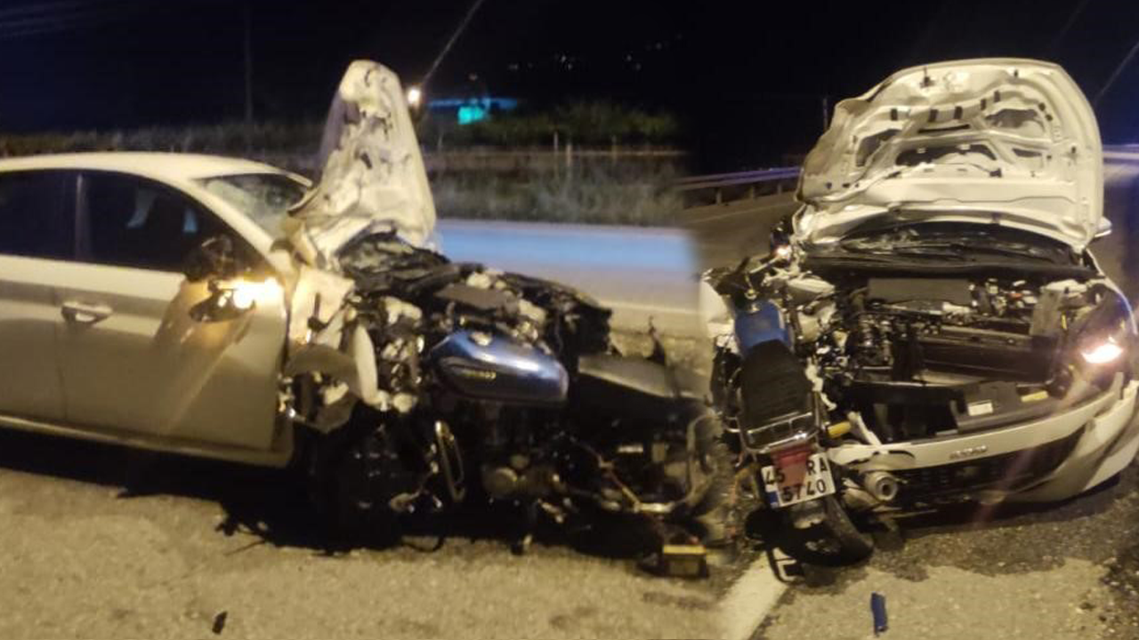 Manisa'da feci kaza! Motosiklet otomobile ok gibi saplandı! 1 ölü