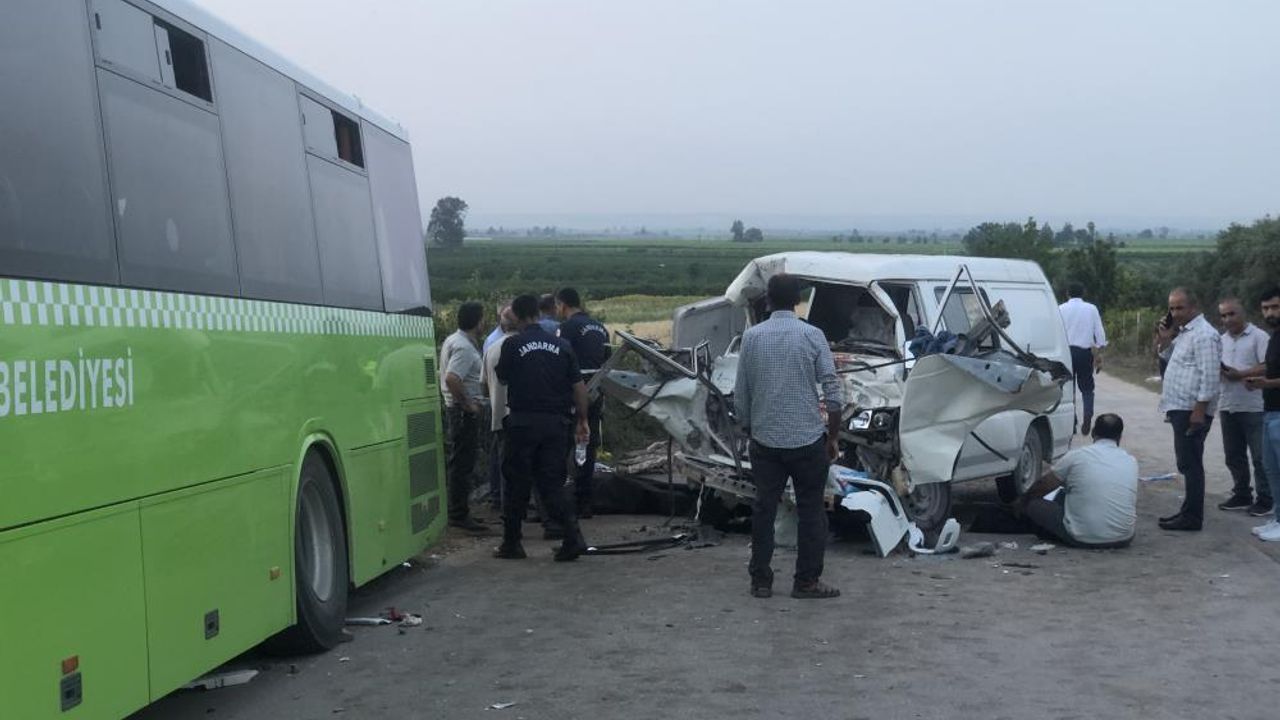 Adana'da feci kaza! Minibüs ile belediye otobüsü çarpıştı! 3 ölü, 10 yaralı
