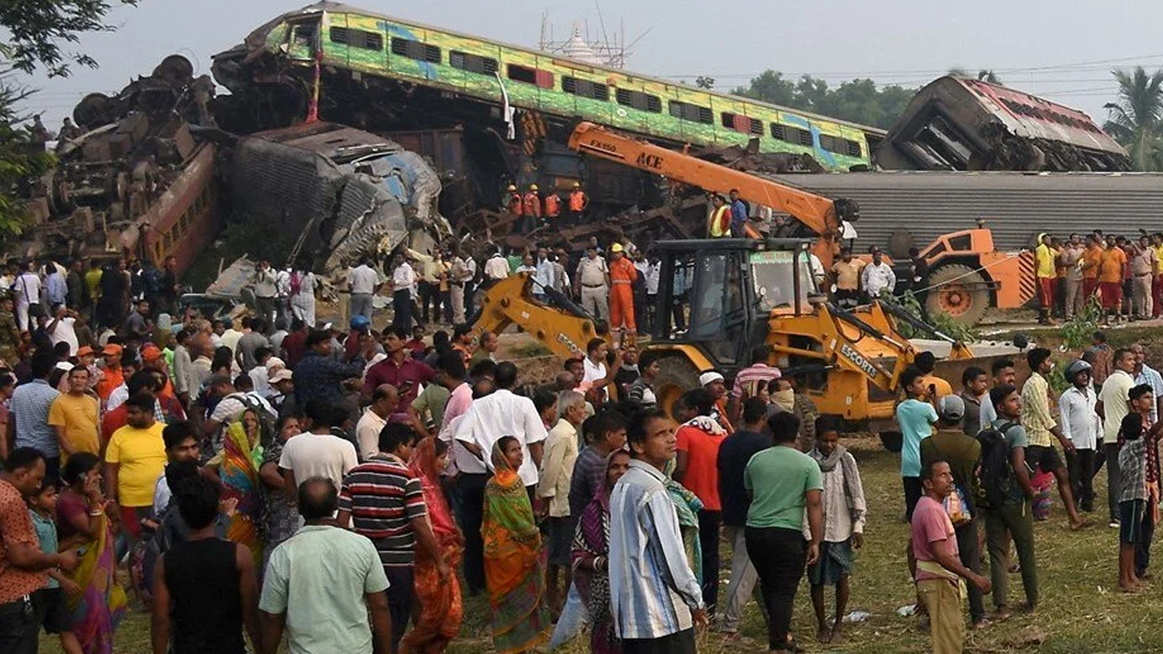 Hindistan'da facia! 3 tren birbirine girdi: 288 ölü, 900'den fazla yaralı
