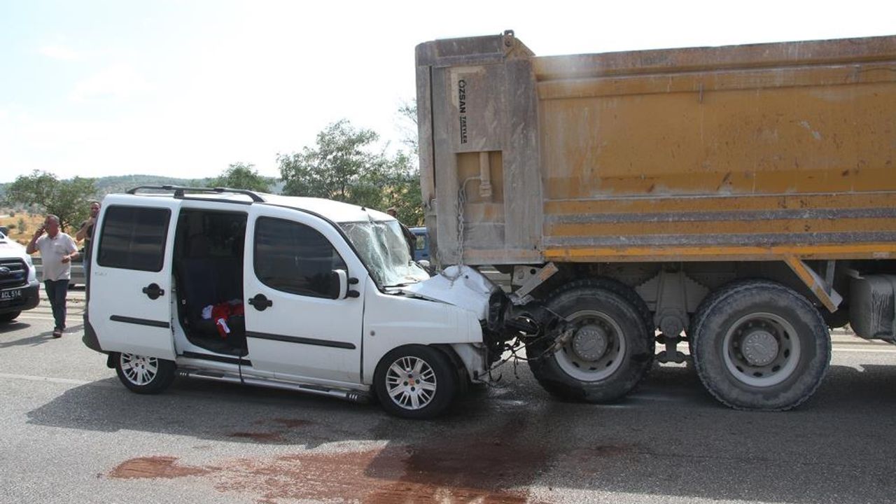 Hafif ticari araç hafriyat kamyonuna çarptı: 4’ü çocuk 7 yaralı!
