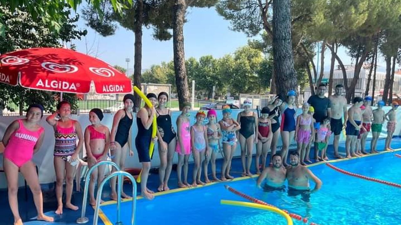 Sarıgöl'de bu yaz 400 öğrenci yüzme öğrendi