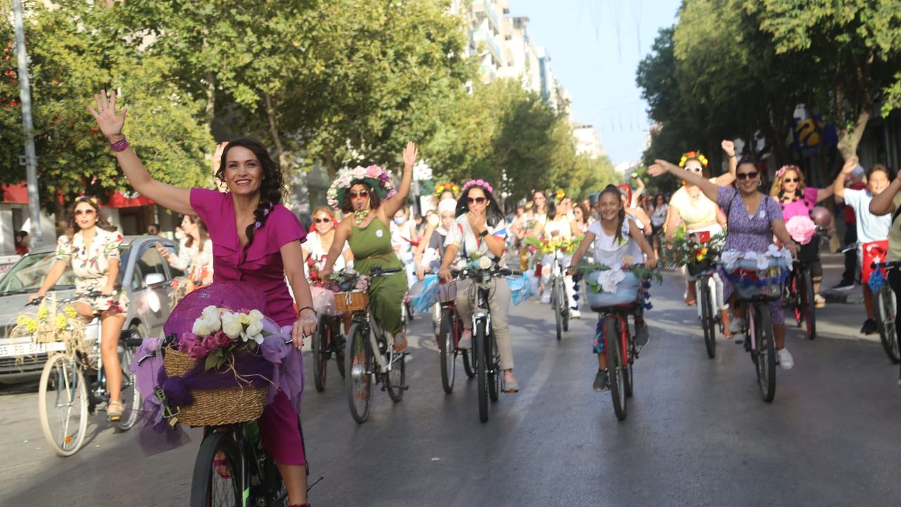 Süslü Kadınlar Manisa'da pedal çevirecek