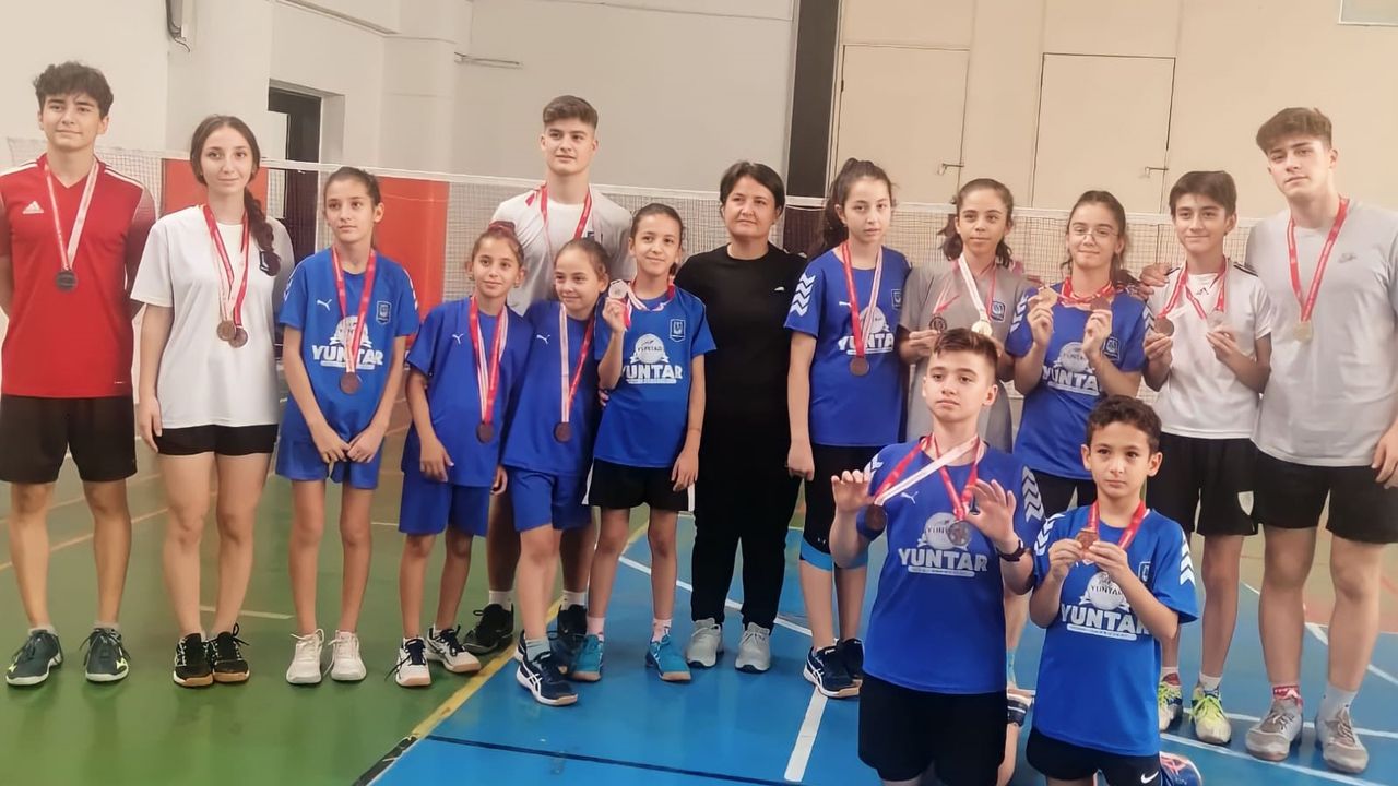 Badminton İl Birinciliği'nde Yunusemre madalyaları topladı