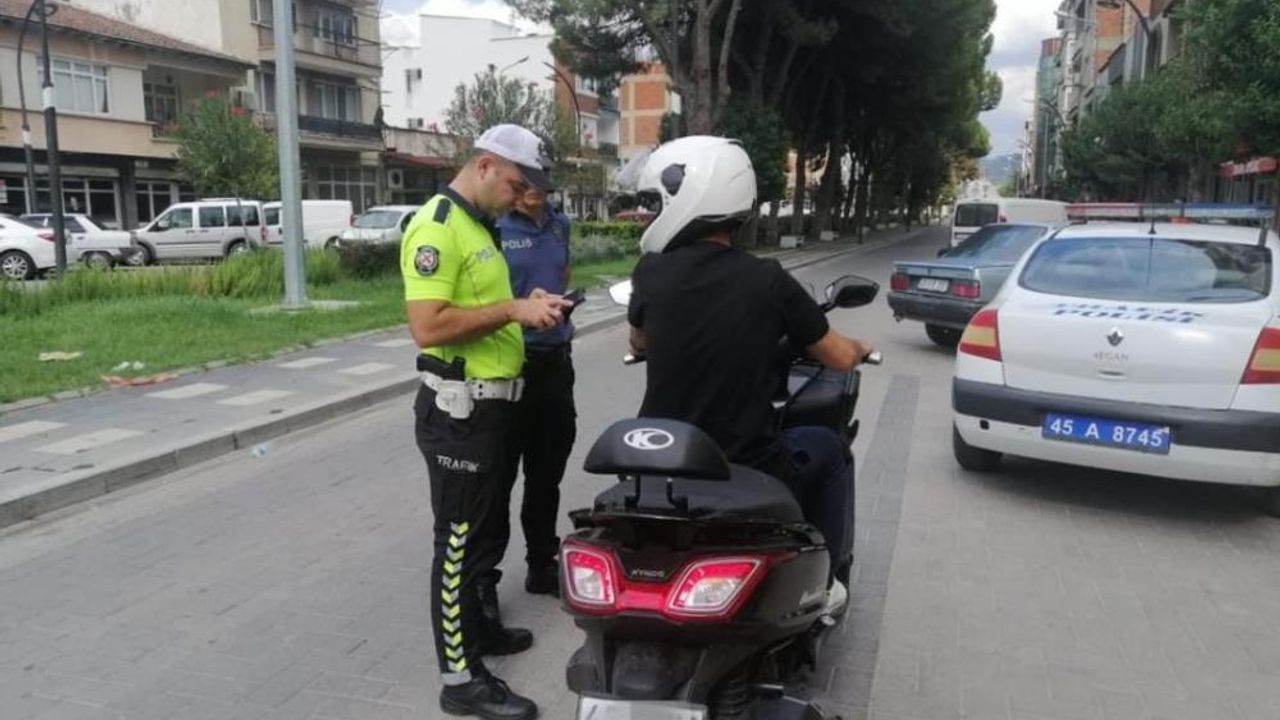 Manisa'da kurallara uymayan motosiklet sürücülerine ceza yağdı!