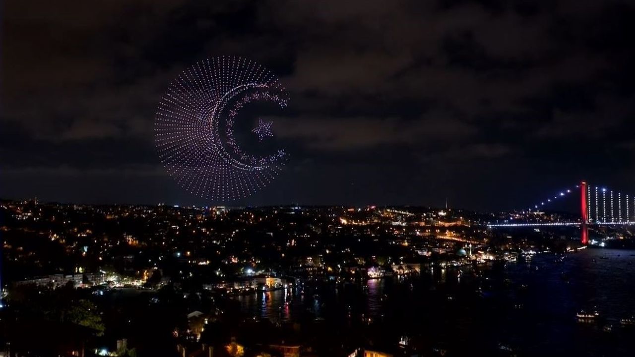  İstanbul Boğazı’nda ışık, havai fişek ve dron gösterisi yapıldı