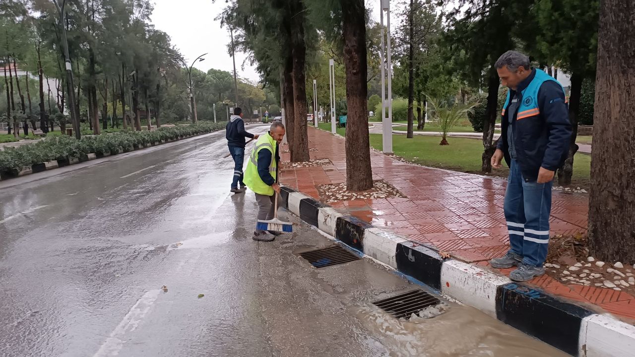 Büyükşehir ve MASKİ, 17 ilçede sağanak yağışa karşı sahada