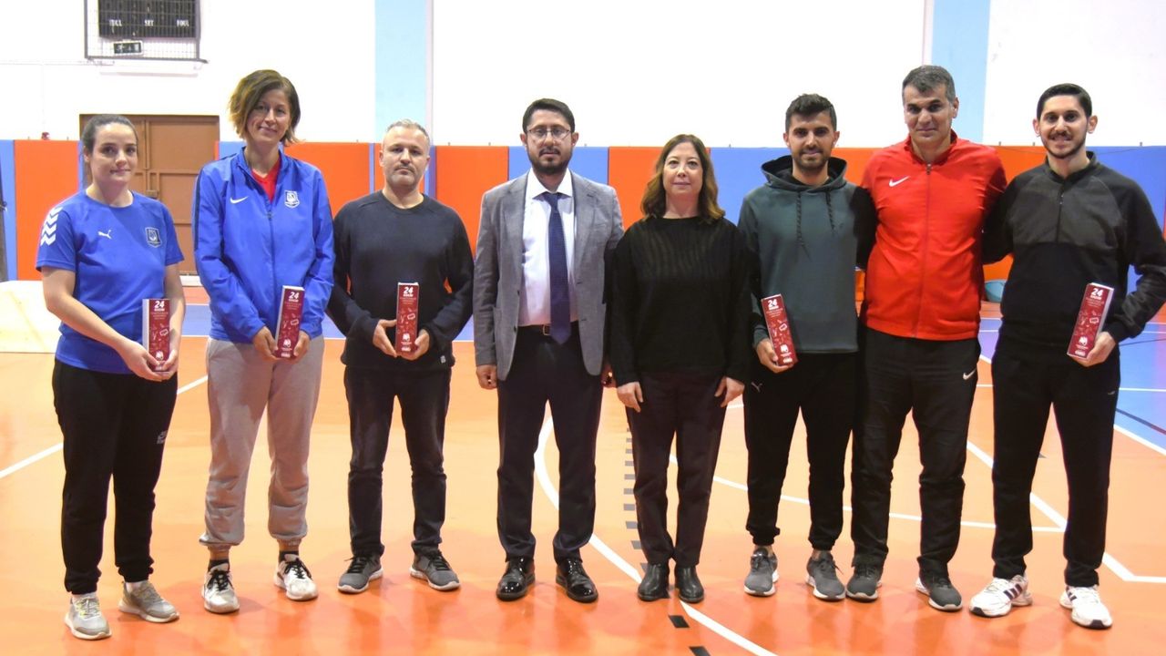 Yunusemre Belediyespor'dan antrenörlere Öğretmenler Günü kutlaması