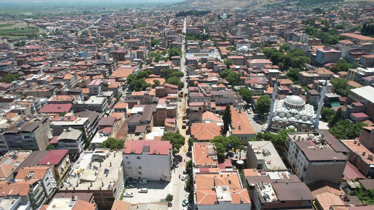 Alaşehir’in prestij caddesinde sıra üst yapıda