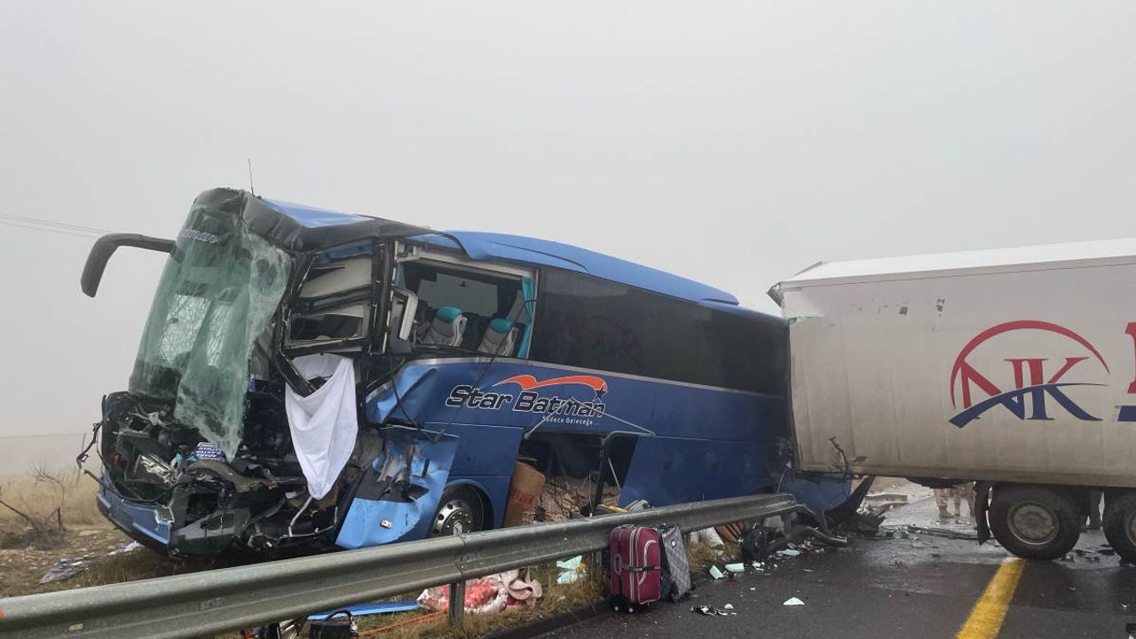 Şanlıurfa'da 'sis' faciası... Otobüs ve 2 TIR çarpıştı: Çok sayıda yaralı var!