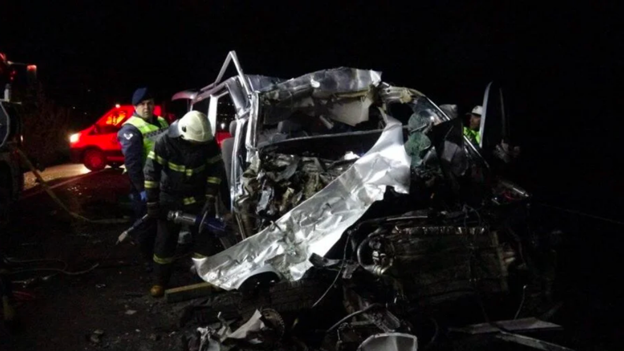 Tokat'ta katliam gibi kaza! Minibüs, kamyona çarptı: 5 ölü