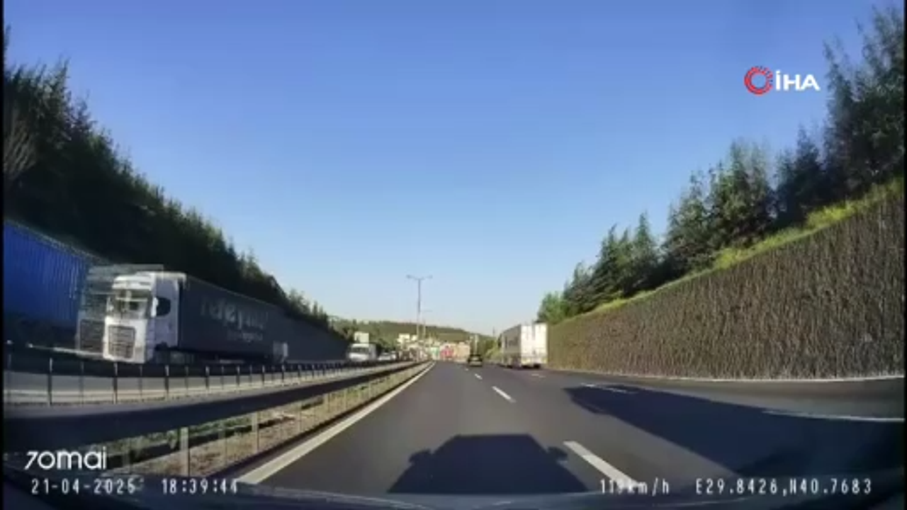 3 aracın karıştığı zincirleme kaza kamerada