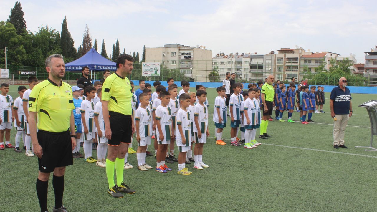 Salihli’de futbol şöleni başladı