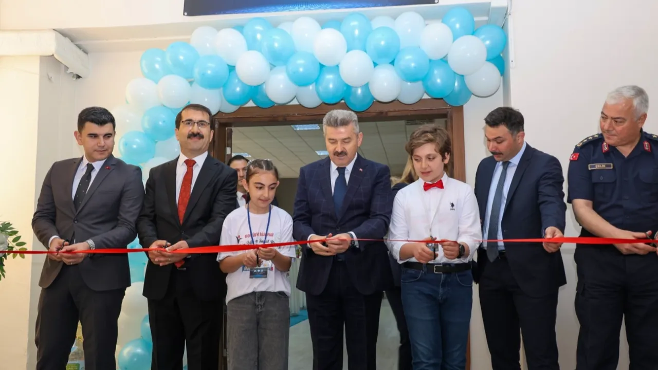 Artvin'de TÜBİTAK 4006 Bilim Fuarı açıldı