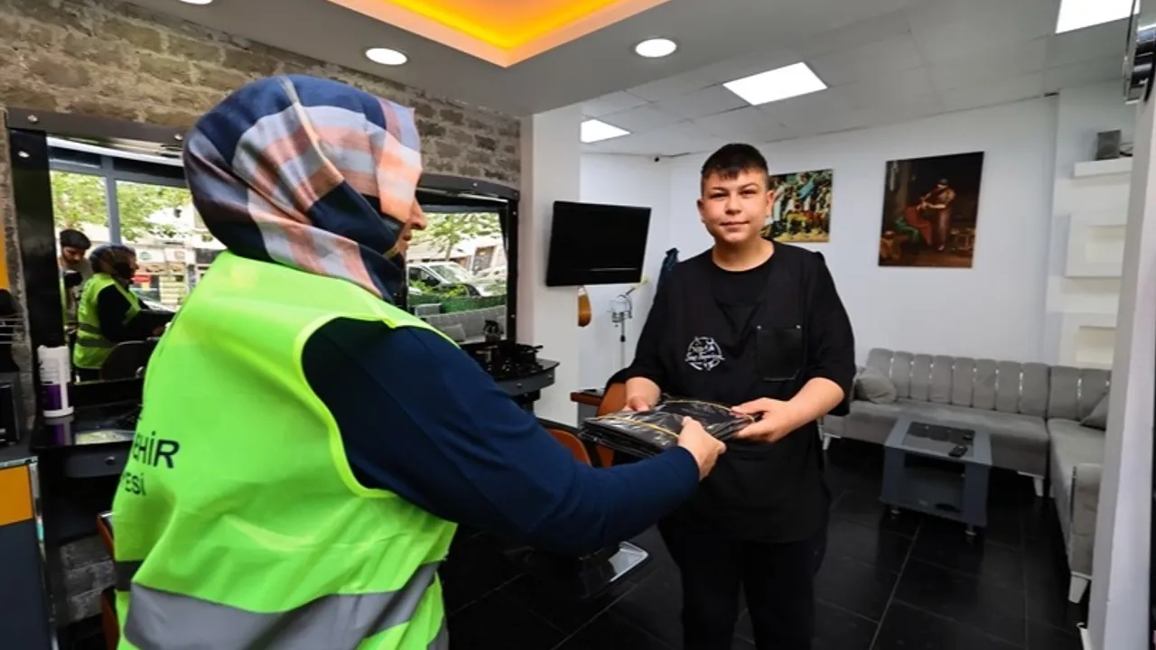 Denizli Büyükşehir berberlere penuar dağıtımına başladı