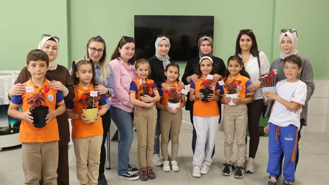 Konya'da çocuklar çiçekleri annelerine hediye etti