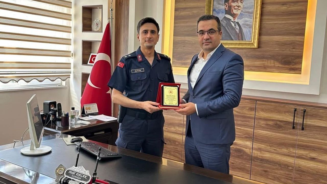 Sarıgöl İlçe Jandarma Komutanı’na plaketle veda