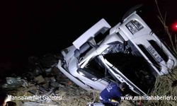 Manisa’da hurda yüklü tır devrildi: Sürücü yaralandı, yolcu öldü