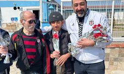 Salihli Beşiktaşlılar’dan yaşlılara karanfilli kutlama