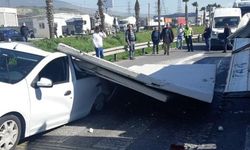 İzmir'de trafik ışıklarında aracın üzerine duvar düştü!