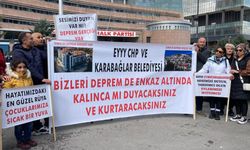 İzmirli vatandaşlar CHP Genel Merkezi önünde eylem yaptı