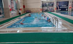 Salihli’de depremzede çocukların havuz keyfi