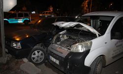 Manisa'da otomobiller kavşakta çarpıştı: 3 yaralı